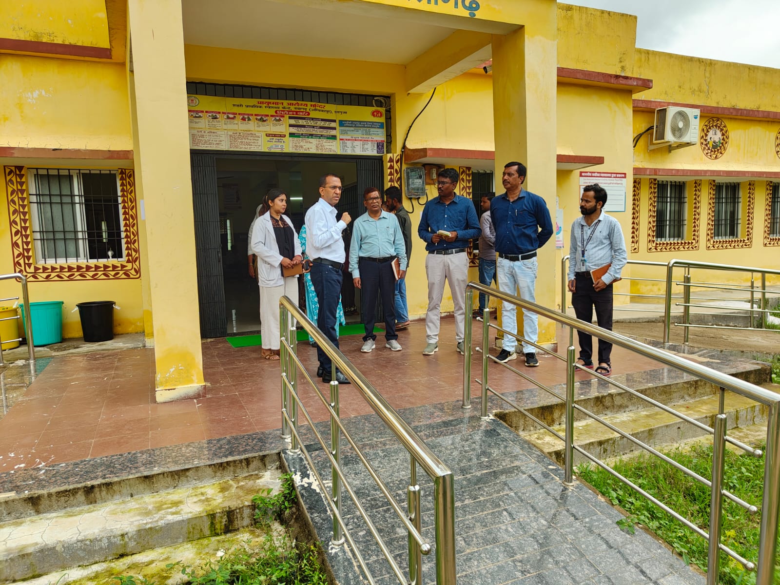 कलेक्टर श्री अजीत वसंत ने अम्बिकापुर में विभिन्न स्वास्थ्य केंद्रों, स्कूलों सहित अन्य संस्थाओं का किया औचक निरीक्षण